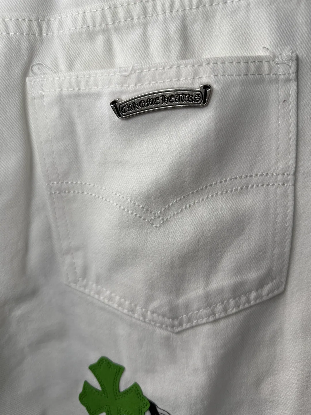 P230 💰 (Top version) Chrome Hearts/Chrome Hearts Classic white and green series colored leather cross washed color cloth unisex denim trousers Vibe style straight stacked god-level version Carbon fine bias denim color cloth Old vintage complete set of hardware - Chrome Hearts white cow series The high version uses high-ounce customized fabrics, fermentation washing and soft color fixation, soft and thick to wear. The details are all produced by hand-polished craftsmanship. All-over printed jacquard fabric Unique design style. Through multiple processes to create a full retro feel. Unique niche non-contrast shirt. Customized distressed spray-painted buttons. Craftsmanship in every detail. Color: white and green. Size: 28-30-32-34 (corresponding to S-M-L-XL)